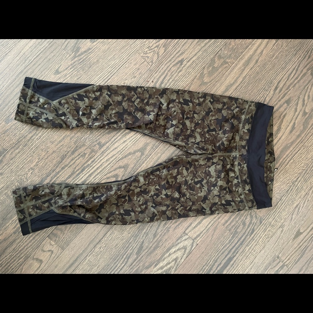 Lululemon size 4 camo, cropped workout pants